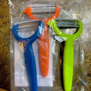 Pampered Chef NEW 3-piece peeler set